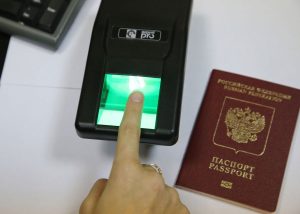 Картинка отпечатков пальцев в процессе подачи на визу